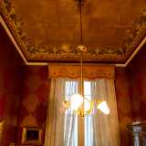 L�appartamento, dalle volte altissime che arrivano a cinque metri...